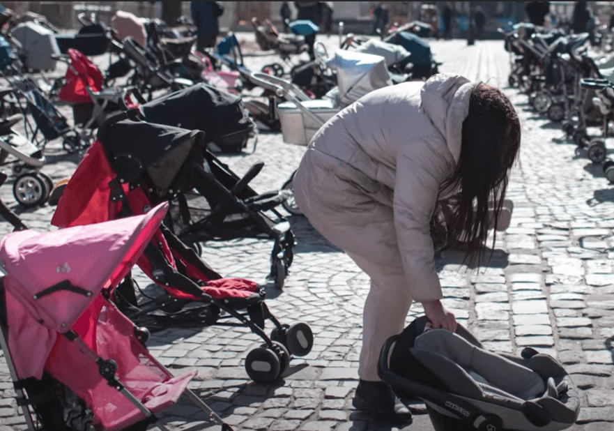 ukrainians-children-russia-ukraine-war-strollers-car-seats